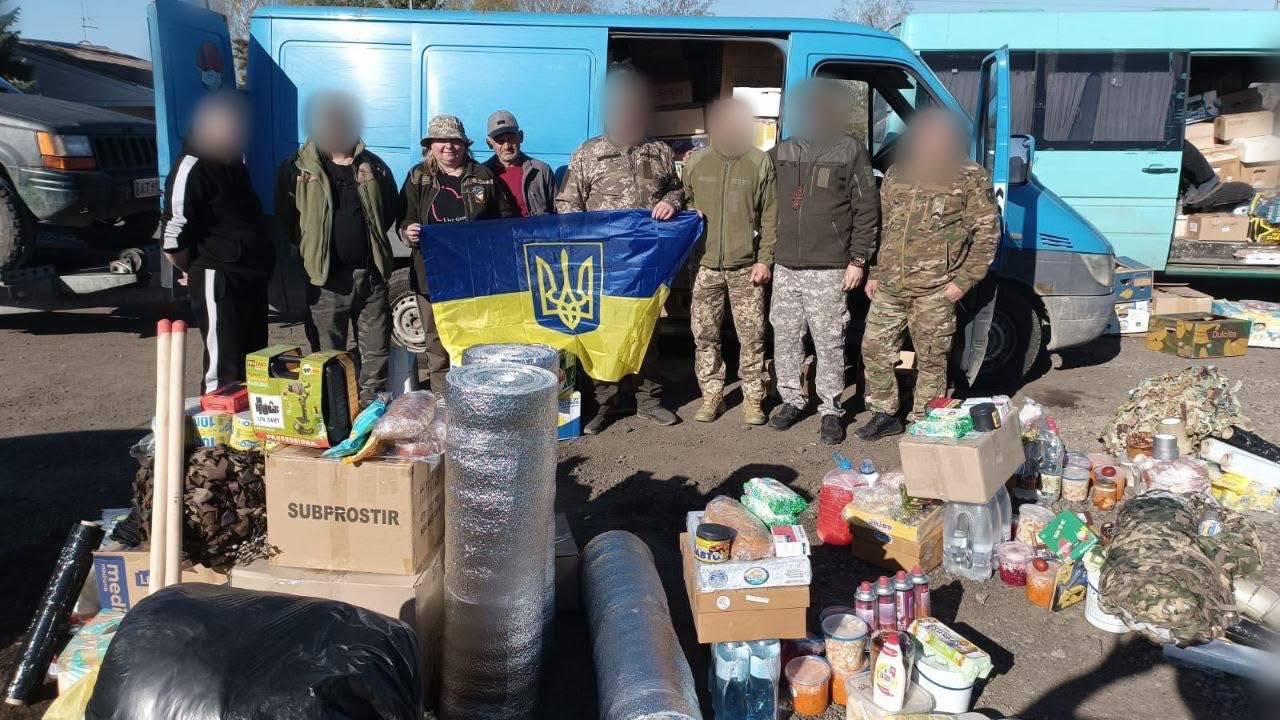 Франківські волонтери привезли захисникам на фронт святкові посилки з дому (ФОТО)